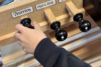 Freiberg: Schüler können sich an der Orgel ausprobieren - Bei „ErlebnisBildung“ können sich Schüler im Silbermann-Haus Freiberg an der Orgel ausprobieren.
