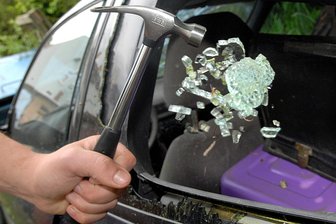 Freiberg: Sechs Autos auf Firmengelände in Himmelfahrtsgasse beschädigt - Mehrere Autoscheiben wurden in Freiberg eingeschlagen. Das Foto ist nachgestellt.