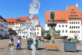 Freiberg: Sechs Tipps für das sonnige Spätsommer-Wochenende – und wo kann noch gebadet werden? - Die Wasserspiele auf dem Freiberger Obermarkt erfreuen sich derzeit besonderer Beliebtheit.
