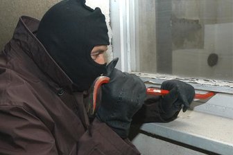 Freiberg: Seniorin in Wohnung beraubt - Polizei sucht Zeugen -