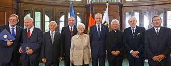 Freiberg/Siebenlehn: Verdienstorden für hohes Engagement verliehen - Ursula Weißpflog (Mitte) aus Freiberg und Peter Kahn (r.) aus Siebenlehn gehören zu den acht Sachsen, die am Montag von Ministerpräsident Stanislaw Tillich (4. v. r.) in der Dresdner Staatskanzlei mit dem Verdienstorden der Bundesrepublik Deutschland ausgezeichnet worden sind. Foto: