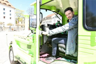 Freiberg: Silberstadtbahn startet am Karfreitag in neue Saison: Was hat sich geändert? - Fahrer Tim Grunewald, hier ein Foto von 2023, steuert auch in dieser Saison die Silberstadtbahn durch Freiberg.