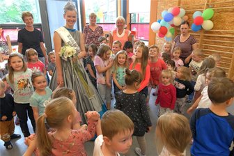 Freiberg: Silberstadtkönigin gratuliert Kita „Kastanienzwerge“ zum zehnten Geburtstag - In der Kita „Kastanienzwerge“ in Kleinwaltersdorf war Silberstadtkönigin Sophia I. zu Gast. Sophia Thüm sang mit den Kindern und den Erzieherinnen Sabine Priefert, Dörthe Blasius, Silke Eidner und Franziska Merbeth auch das Steigerlied.