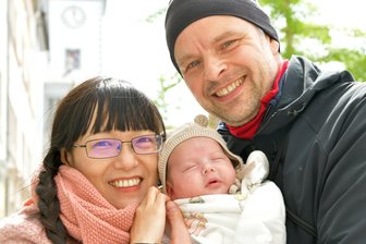 Freiberg: So heißen die im April 2025 geborenen Babys - Xiang Qian und Daniel Pleikies aus Freiberg sind glückliche Eltern des im April geborenen Albert. Foto: Mildner