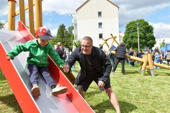 Freiberg: So sieht der neue Erlebnisspielplatz auf dem Seilerberg aus - Einweihung Spielplatz am Siedlerweg in Freiberg. Im Bild Papa Robert Schmidt mit Sohn Hannes (4).