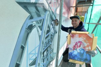 Freiberg: Spektakuläres Wandbild vereint Bergbaugeschichte und moderne Hip-Hop-Kunst - Alexander Mehlhorn gestaltet die Hausfassade im Hip-Hop-Style mit Spraydose.