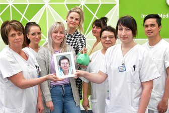 Freiberg: Spende von Krankenhausmitarbeitern an das Tierheim hat einen besonderen Grund - Die Mitarbeiterinnen und Mitarbeiter der Station 8 des Kreiskrankenhauses Freiberg haben für ihre verstorbene Kollegin Ramona Beyer gesammelt und als Spende an das Tierheim „Albert Schweitzer“ in Freiberg gegeben, im Bild Tierheimleiterin Claudia Schubert (Mitte) sowie Stationsleiterin Sandra Wendt (l.) und ihre Stellvertreterin Lisa-Marie Schwarz (r.).
