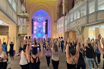 Freiberg: Sportparty steigt im Januar in der Nikolaikirche - Im Januar 2025 in der Nikolaikirche Freiberg waren 80 Frauen dabei – und ein Mann.