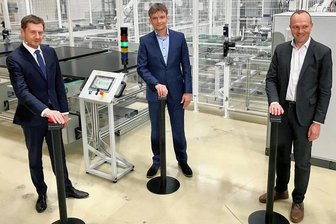 Freiberg: Staatsminister fordert einen Schub für Solarindustrie - Energieminister Wolfram Günther (von rechts), Meyer-Burger-Chef Gunter Erfurt und Ministerpräsident Michael Kretschmer hatten im Juni 2021 symbolisch die Solarindustrie in Freiberg wieder in Gang gesetzt.