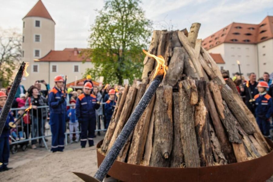 Freiberg: Stadt lädt zum großen Maifeuer ein - Auf dem Schlossplatz wird es wieder ein Maifeuer geben. 