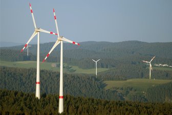 Freiberg: Stadt stößt sich an potenziellen Standorten von Windkraftanlagen - Windräder über Wald – wie hier in Baden-Württemberg – sind auch in Mittelsachsen grundsätzlich möglich. Eine Stellungnahme der Stadt Freiberg erhebt gegen bestimmte Suchgebiete Bedenken.