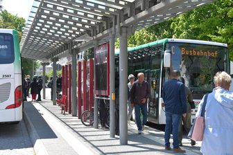 Freiberg: Stadtrat berät über Antrag auf Stadtbuslinie nach Kleinwaltersdorf - Fährt der Stadtbus, hier die Linie C am Freiberger Busbahnhof, künftig nach Kleinwaltersdorf?