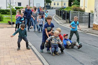 Freiberg: Stadtrat nimmt Ziegelgasse ins Bauprogramm auf - Im Juni 2020 hatten Familien mit ihren Kindern auf der Ziegelgasse in Freiberg bauliche Veränderungen zur Verkehrsberuhigung auf der Straße vor ihren Wohnungen gefordert. 