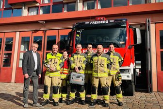Freiberg: Stadtwerke übergeben Feuerwehr neues Gasmessgerät - Feuerwehr Freiberg zeigt neues Gasmessgerät zur schnellen Gefahrenbeurteilung.