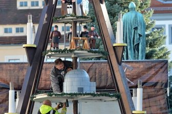 Freiberg stellt Pyramide auf -