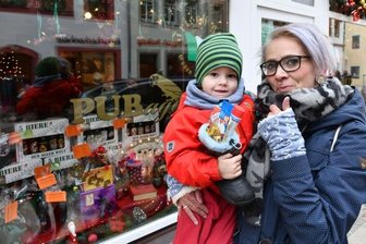Freiberg: Stiefel-Such-Aktion zum Nikolaus war Erfolg - Machen auch mit bei der Aktion: Anne Würdig und ihr dreijähriger Sohn Pepe-Nox.
