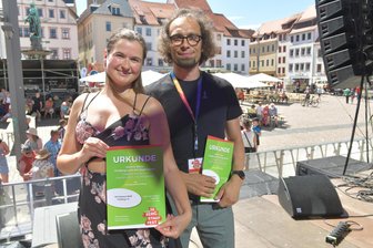„Freiberg sucht den Superverein“: Dieser Verein hat zum Bergstadtfest 500 Euro gewonnen - Cindy Hebert freute sich über die Gratulation des amtierenden OB Martin Sellmann - und über 500 Euro für ihren Verein.