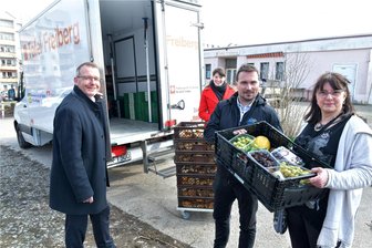 Freiberg: Tafel bekommt neues Kühlfahrzeug - Die Freiberger Tafel erhielt am Mittwoch ein neues Kühlfahrzeug. Im Bild Oberbürgermeister Sven Krüger, Julia Richter (auch als Silberstadtkönigin Julia 1. bekannt), Philipp Preißler vom Rathaus und Tafelleiterin Anja Fiedler (v.l.)
