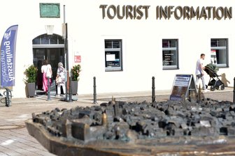 Freiberg: Tatortführung mit ehemaligem Kriminalkommissar im Mai - Die Freiberger Tatortführung beginnt an der Tourist-Information am Schloßplatz.