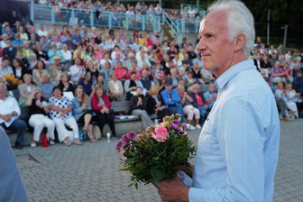 Freiberg: Theater verabschiedet Geschäftsführer und Pressesprecher auf der Seebühne Kriebstein - Theatergeschäftsführer Hans Peter Ickrath wurde auf der Seebühne in Kriebstein verabschiedet.