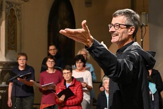 Freiberg und Freital: Oratorium „Rut“ wird uraufgeführt - Probe für das Oratorium „Rut“ in der Christuskirche Freital-Deuben mit Kantor Gottfried Nestler und Chor.