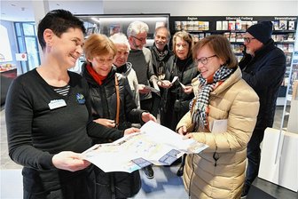 Freiberg und Neuhausen: Tourismus erlebt zum Jahreswechsel Aufschwung - Touristinformation am Schloßplatz in Freiberg: Mitarbeiterin Kerstin Grießbach (links im Bild) zeigt Elisabeth Hasler, Reiseleiterin des Theaterclubs von Martin Niederer aus Zürich, auf dem Freiberger Stadtplan den Weg zum Mittelsächsischen Theater am Buttermarkt. Die Reisegruppe aus Zürich ist auf einem Tagesausflug in Freiberg und hat bei Michael Börner (h.m.), Mitarbeiter der Theaterkasse, Karten für die " Lustigen Weiber von Windsor" gekauft.
