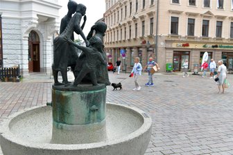 Freiberg: Unfall legt Klatschweiberbrunnen lahm - Der Klatschweiberbrunnen des Freiberger Bildhauers Gottfried Kohl (1921-2012) ist derzeit außer Betrieb.