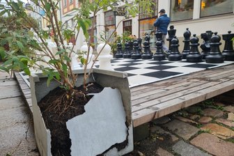 Freiberg: Vandalismus am XXL-Schachbrett in der Korngasse - Randale: Das überdimensionale Schachbrett auf der Freiberger Korngasse wurde beschädigt.