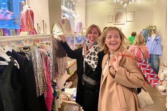 Freiberg: Volle Geschäfte und gute Laune zur Ladies-Shopping-Night - In der Boutique „Bellina Perla“ in der Burgstraße freuen sich Heike Irmer, die aus Freiberg stammt und heute in Wiesbaden wohnt, und ihre Freundin Anja Penski aus Halsbrücke über ihre Einkäufe.