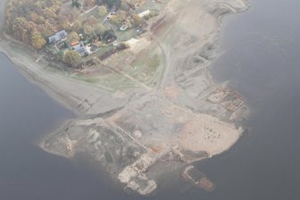 Freiberg: Vortrag zur Luftbildarchäologie in Sachsen - Luftbild bei Pöhl: Dorfreste bei Niedrigwasser. Stefanie Bilz spricht in Freiberg über Luftbildarchäologie.