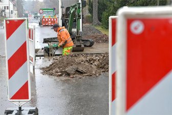 Freiberg: Wallstraße ab Montag voll gesperrt - So wird der Verkehr umgeleitet - Die letzten Handgriffe an der Beethoven Straße in Freiberg. LSTW-Mitarbeiter Ronny Voigt bei Schachtarbeiten für die Leerrohre zur Stromversorgung der Lampen. Ab Freitag kann die Straße in Richtung Leipziger Straße wieder befahren werden.