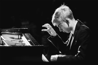 Freiberg: Warum Bennet Eicke zum Klavierkonzert Beethoven und Chopin spielt - Bennet Eicke, Studienleiter und 2. Kapellmeister, gibt am Sonntag in Freiberg sein erstes Klavierkonzert.