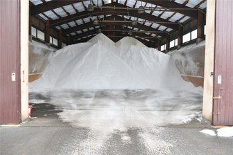 Freiberg: Warum das Streusalz für den Winterdienst schon im Spätsommer geordert wird - Dieses Bild von 2023 zeigt das Salzlager der Straßenmeisterei Freiberg am Fuchsmühlenweg.