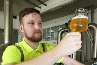 Fachmännisch begutachtet Brauer Paul Feige das frische Pils im Verkosterglas. Feige ist der beste seines Ausbildungsjahrganges in Sachsen geworden.