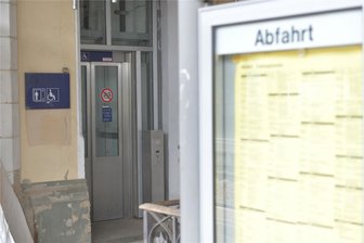 Freiberg: Warum die Bahnhofsuhren nicht tickten - Am Bahnhof Freiberg, hier ein Archivbild, versagten zwei Uhren ihren Dienst. Was war der Grund?