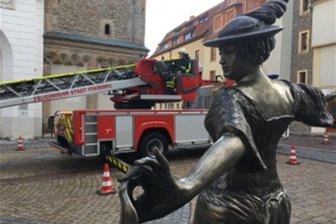 Freiberg: Warum die Feuerwehr in der Altstadt unterwegs war - Die Freiberger Feuerwehr stand am Dienstagvormittag mit zwei Fahrzeugen vor der Nikolaikirche.