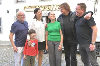 Freiberg: Warum schläft „Maschine“ immer im Hotel „Kreller“? - Freundschaft: Dieter „Maschine“ Birr (2. v. r.) ist Stammgast im Hotel „Kreller“ in der Fischerstraße in Freiberg. Im Bild mit ihm (v. l. n. r.): Ralf, Niklas (6), Maika, Amelie (15) und Alexander Kreller.