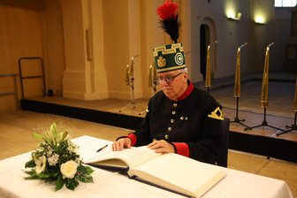 Freiberg: Warum sich ein Bergmusikmeister ins Silberne Buch eintragen darf - Bergmusikmeister Jens Göhler trug sich ins Silberne Buch der Stadt Freiberg ein.