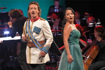 Freiberg: Warum Tenor Frank Unger Wiener Lieder singt - Tenor Frank Unger – hier zur Spielzeiteröffnung mit Sopranistin Lindsay Funchal – singt Wiener Lieder.