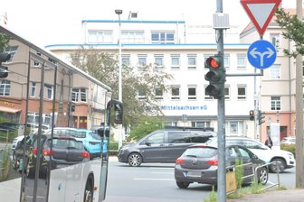 Freiberg: Wegfall des grünen Pfeils an Kreuzung Roter Weg/B 173 sorgt für Diskussionen - An der Kreuzung Roter Weg/B 173 in Freiberg wurde der Rechtsabbieger-Pfeil entfernt.