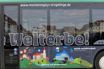 Freiberg wehrt sich gegen Negativ-Image - Freiberg will lieber als Silberstadt in der Welterberegion punkten als wöchentlich Treffpunkt von Coronaprotestlern zu sein. Im Bild : Welterbewerbung auf einem Bus von Regiobus.