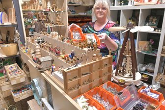 Freiberg: Wenn die Beleuchtung vom Christbaum nicht funktioniert - Kerstin Martin in ihrem Holzladen in der Korngasse in Freiberg: „Wir haben jede Menge Birnen im Angebot.“