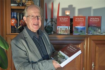 Freiberg: Wenn selbst Fachleute vor Hobbyhistorikern den Hut ziehen - Stolz auf das Errreichte: Andreas Müller aus Niederbobritzsch, der Vereinsvorsitzede des Freundeskreises Alte Kulturen Freiberg, mit der vierteiligen Vereinschronik.