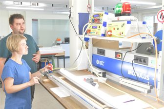 Freiberg: Werkstätten für behinderte Menschen öffnen Türen für Besucher - In der Werkstatt „Friedrich von Bodelschwingh“ der Diakonie an der Hainichener Straße in Freiberg arbeiten behinderte Menschen. Zu ihnen gehört auch Carolin, die hier gemeinsam mit Gruppenleiter Andy Börner eine LED-Leuchte überprüft.