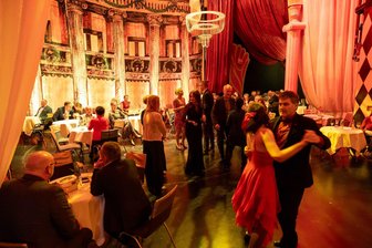 Freiberg: Wie „Casanova“ zum rauschenden Bühnenball verführt - Eine beschwingte Ballnacht haben die Gäste am Freitagabend beim Bühnenball 2025 des Mittelsächsischen Theaters in Freiberg erlebt. Das Motto lautete „Casanova".