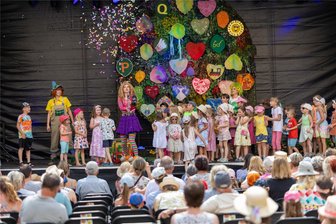 Freiberg: Wie der „Traumzauberbaum“ 400 Gäste verzaubert - Das Musical „Der Traumzauberbaum und das Geburtstagsfest“ hat das Freiberger Publikum begeistert, vor allem die Kleinen.