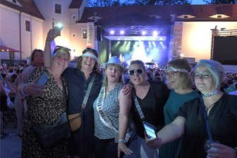 Freiberg: Wie die Abba-Revival-Show angekommen ist - Gute Stimmung bei der Abba-Revival-Show am Freitagabend zu den Freiberger Sommernächten im Schloßhof.