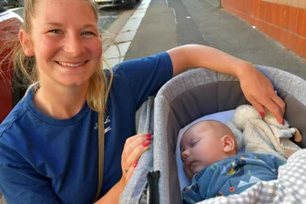 Freiberg: Wie die im August 2025 geborenen Babys heißen - Stephanie Leibelt aus Freiberg und Sohn Titus (sieben Wochen) genießen den Spätsommer.
