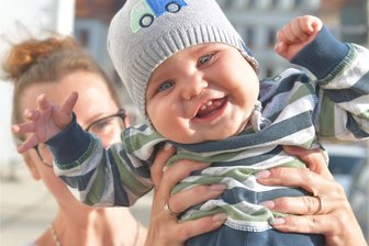 Freiberg: Wie die im August geborenen Babys heißen - Das ist der fröhliche Karl. Er ist acht Monate alt, erzählt seine Mutter Susanne Gläser aus Freiberg.