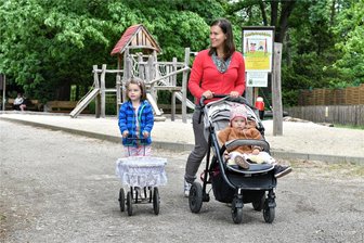Freiberg: Wie die im August geborenen Babys heißen - Auf Tour im Tierpark Freiberg, hier Josephin Bock mit Charlotte und Henriette, auch sie tragen beliebte Vornamen.